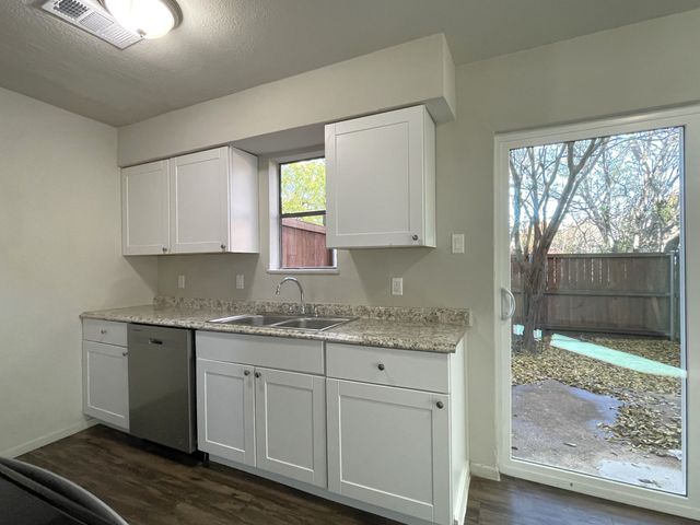 2105 Knoll Crest Drive, Arlington, TX 76014