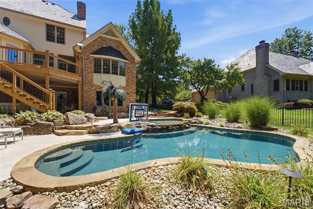 1109 N Oxfordshire Lane, Edwardsville, IL 62025