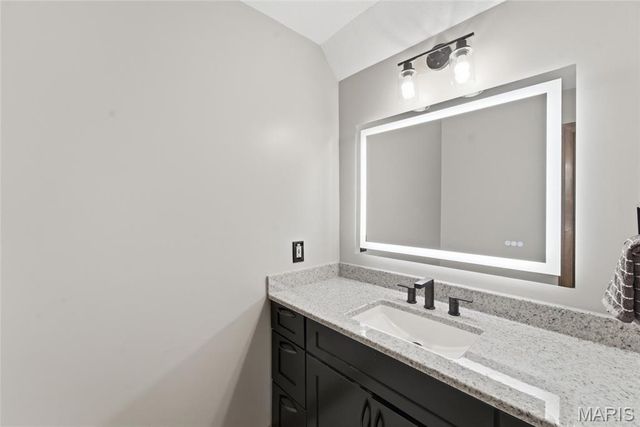 1109 N Oxfordshire Lane, Edwardsville, IL 62025