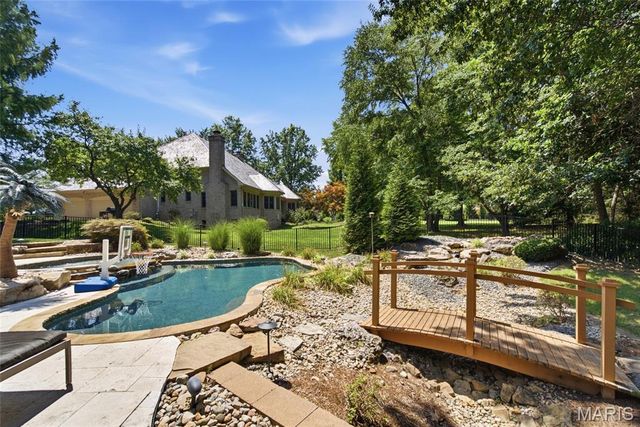 1109 N Oxfordshire Lane, Edwardsville, IL 62025