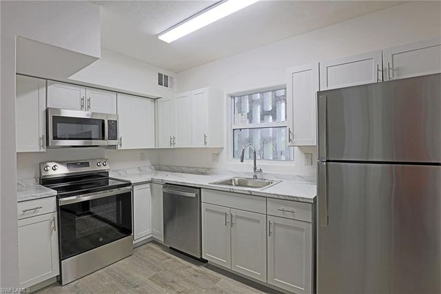 2590 1st ST # 105, Fort Myers, FL 33901