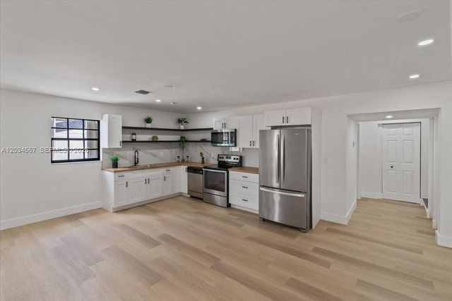 1409 NW 44th St B, Miami, FL 33142