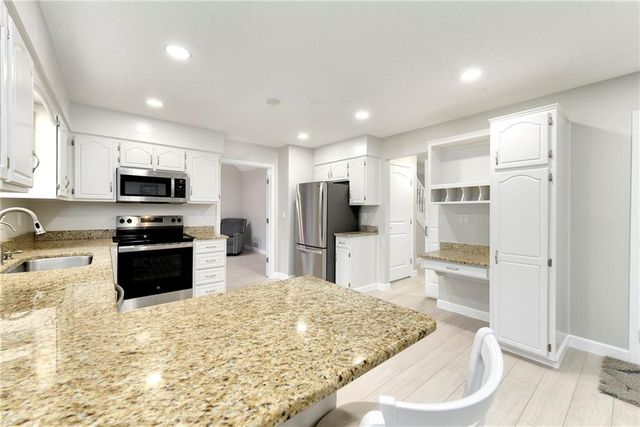 27082 179th Street, Leavenworth, KS 66048