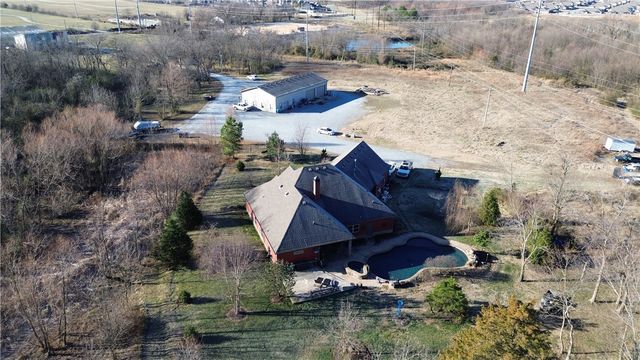 1801 SW Palmer Creek, Bentonville, AR 72713