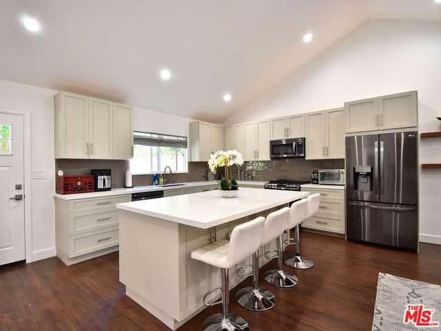 23005 Oxnard Street, Woodland Hills, CA 91367