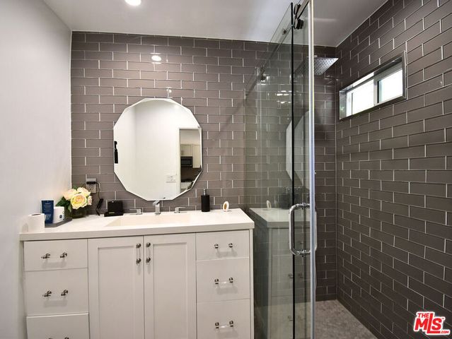 23005 Oxnard Street, Woodland Hills, CA 91367