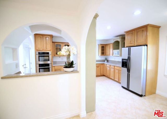 23005 Oxnard Street, Woodland Hills, CA 91367
