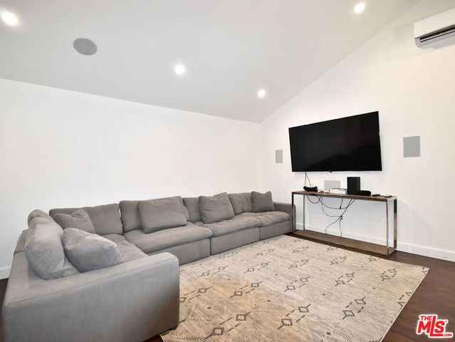 23005 Oxnard Street, Woodland Hills, CA 91367