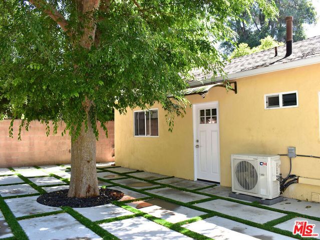 23005 Oxnard Street, Woodland Hills, CA 91367