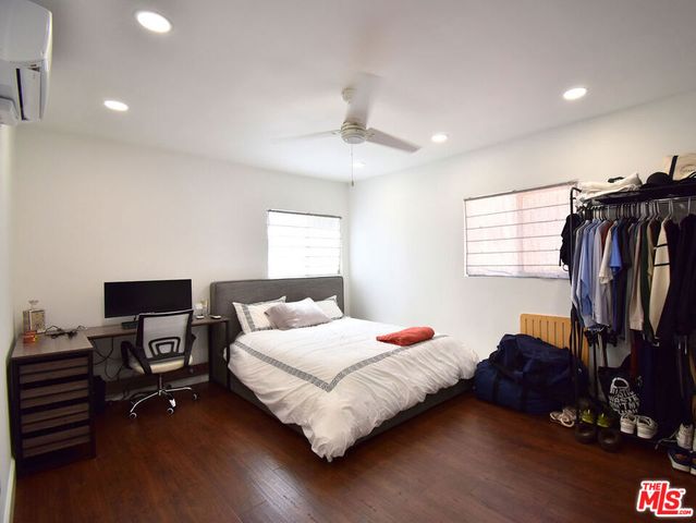 23005 Oxnard Street, Woodland Hills, CA 91367