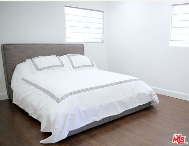 23005 Oxnard Street, Woodland Hills, CA 91367