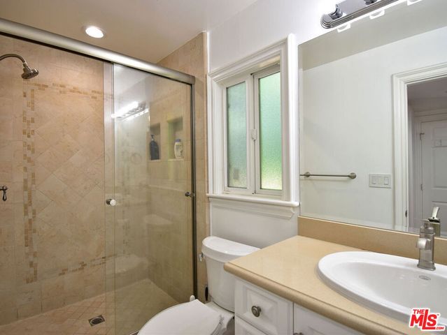 23005 Oxnard Street, Woodland Hills, CA 91367