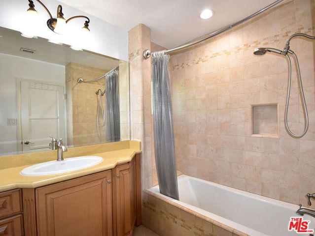 23005 Oxnard Street, Woodland Hills, CA 91367