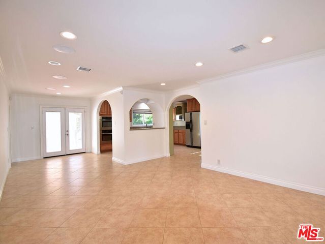 23005 Oxnard Street, Woodland Hills, CA 91367