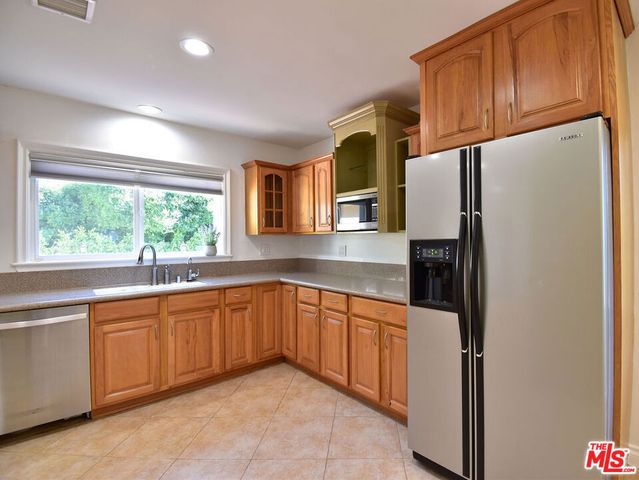23005 Oxnard Street, Woodland Hills, CA 91367