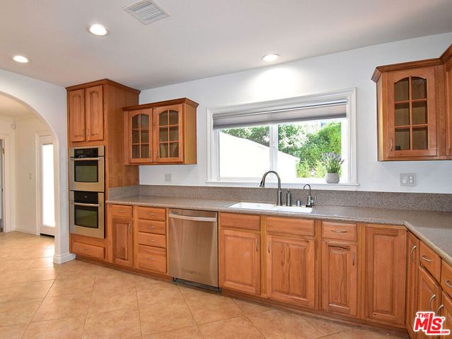 23005 Oxnard Street, Woodland Hills, CA 91367