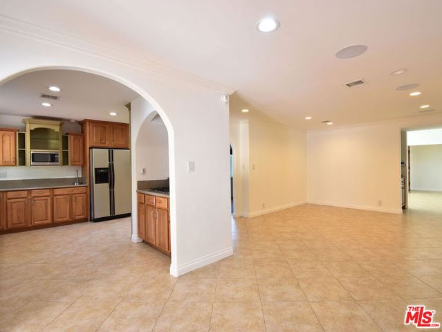 23005 Oxnard Street, Woodland Hills, CA 91367