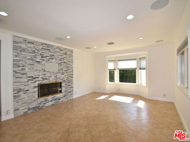 23005 Oxnard Street, Woodland Hills, CA 91367