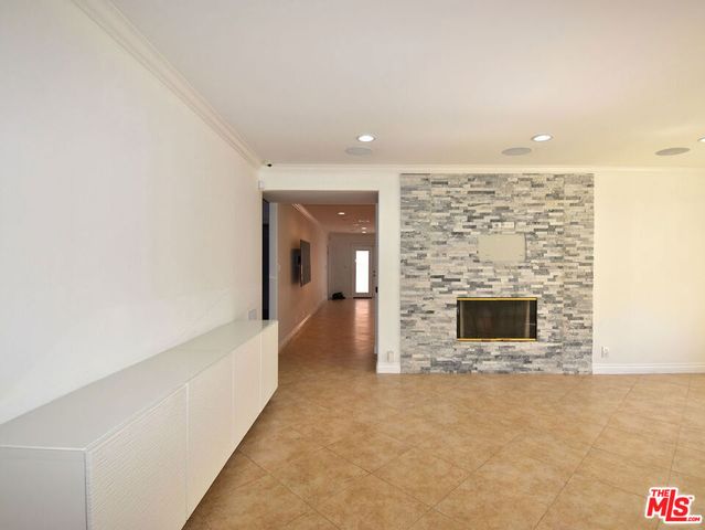 23005 Oxnard Street, Woodland Hills, CA 91367