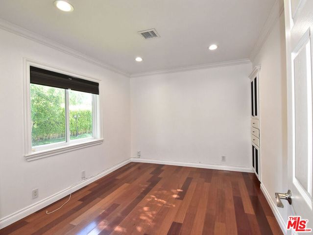 23005 Oxnard Street, Woodland Hills, CA 91367
