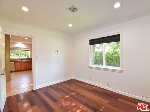 23005 Oxnard Street, Woodland Hills, CA 91367