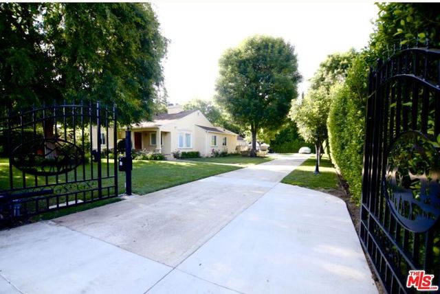 23005 Oxnard Street, Woodland Hills, CA 91367