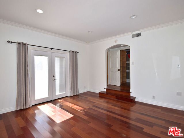 23005 Oxnard Street, Woodland Hills, CA 91367