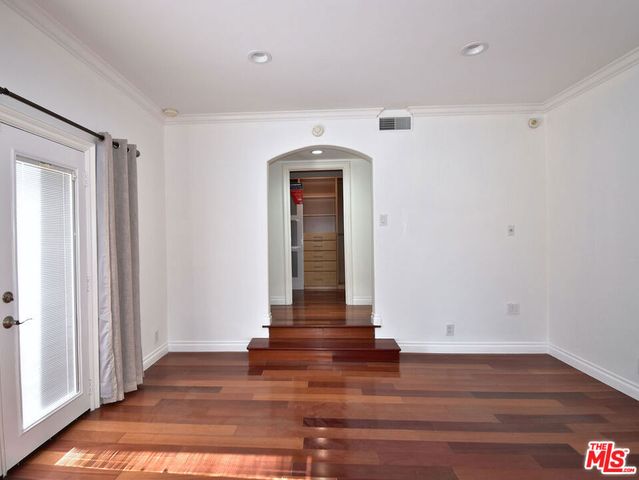 23005 Oxnard Street, Woodland Hills, CA 91367