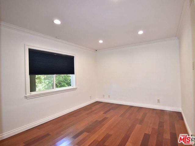 23005 Oxnard Street, Woodland Hills, CA 91367