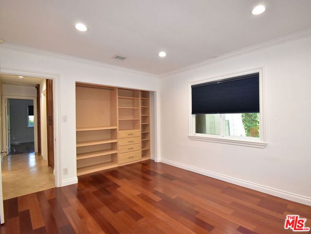 23005 Oxnard Street, Woodland Hills, CA 91367