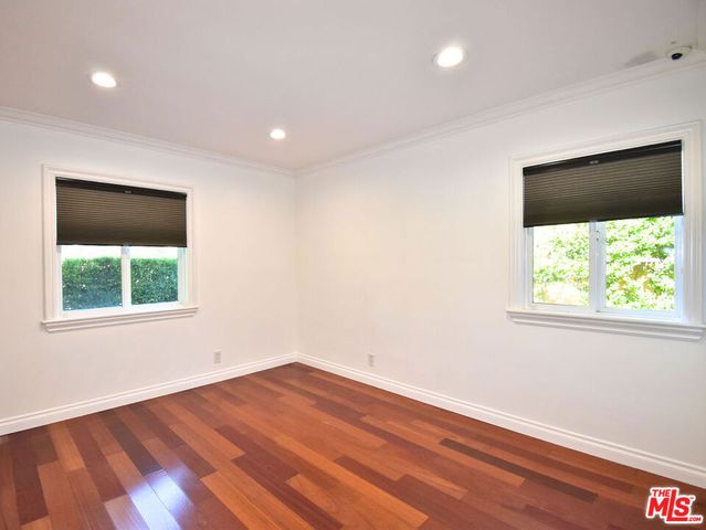 23005 Oxnard Street, Woodland Hills, CA 91367
