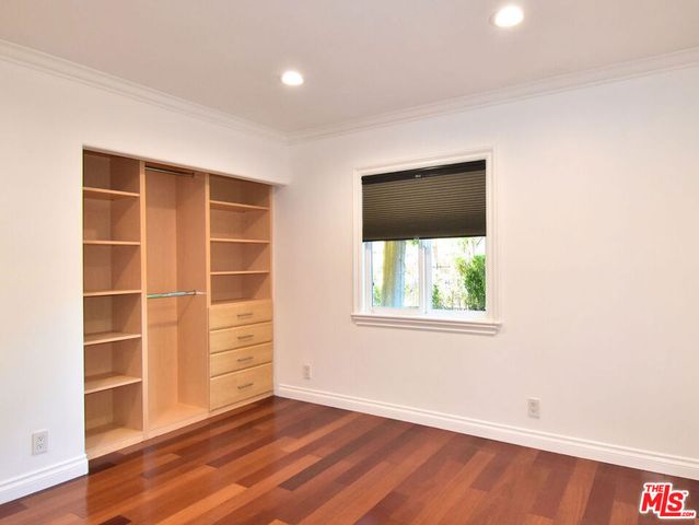 23005 Oxnard Street, Woodland Hills, CA 91367