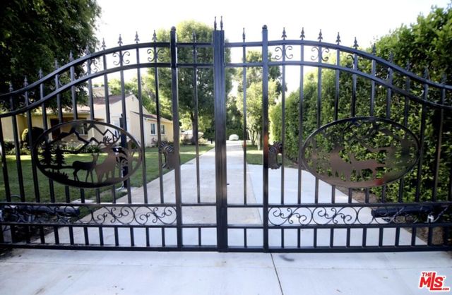 23005 Oxnard Street, Woodland Hills, CA 91367