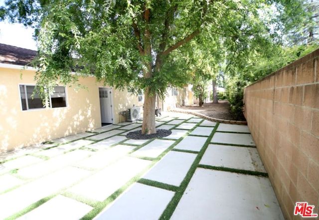 23005 Oxnard Street, Woodland Hills, CA 91367