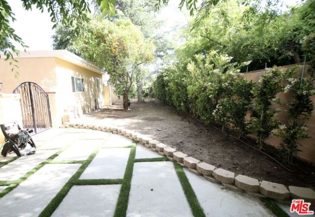 23005 Oxnard Street, Woodland Hills, CA 91367