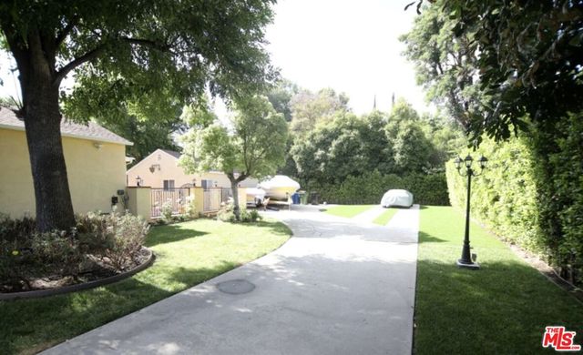23005 Oxnard Street, Woodland Hills, CA 91367