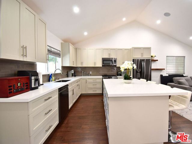 23005 Oxnard Street, Woodland Hills, CA 91367