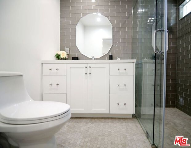 23005 Oxnard Street, Woodland Hills, CA 91367