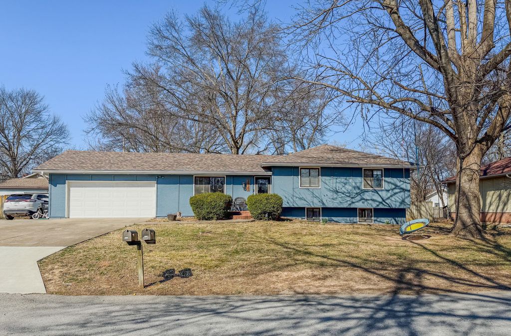 2325 W Alta Street, Springfield, MO 65810