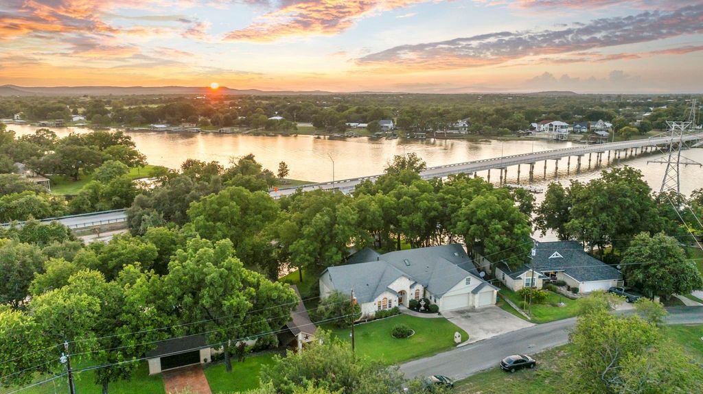 124 Bridgepoint DR, Kingsland, TX 78639