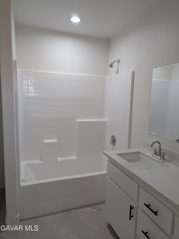 9878 Magnolia Avenue, California City, CA 93505