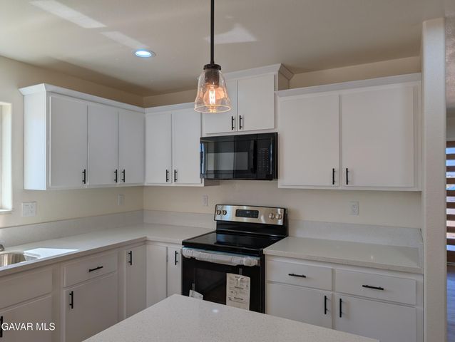 9878 Magnolia Avenue, California City, CA 93505