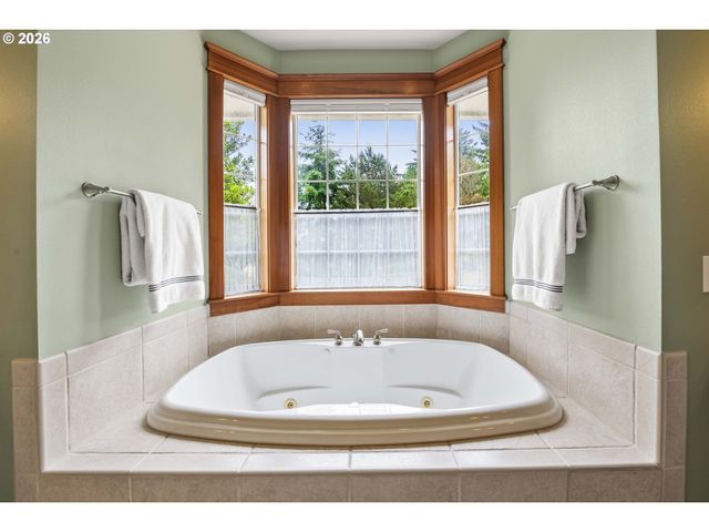 33302 NEACOXIE Ln, Warrenton, OR 97146