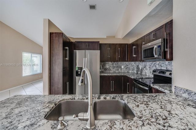 1046 Golden Cane Dr, Weston, FL 33327