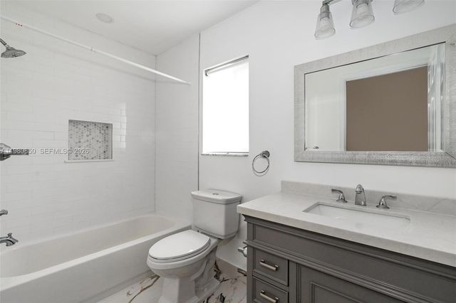 1046 Golden Cane Dr, Weston, FL 33327