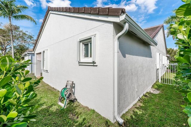 1046 Golden Cane Dr, Weston, FL 33327