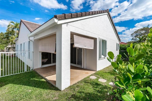 1046 Golden Cane Dr, Weston, FL 33327