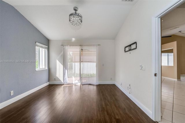 1046 Golden Cane Dr, Weston, FL 33327