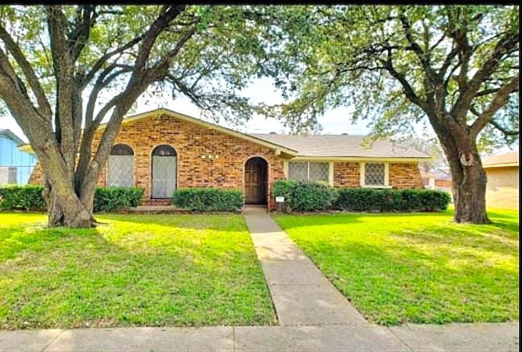 2752 Meadow Isle Lane, Dallas, TX 75237