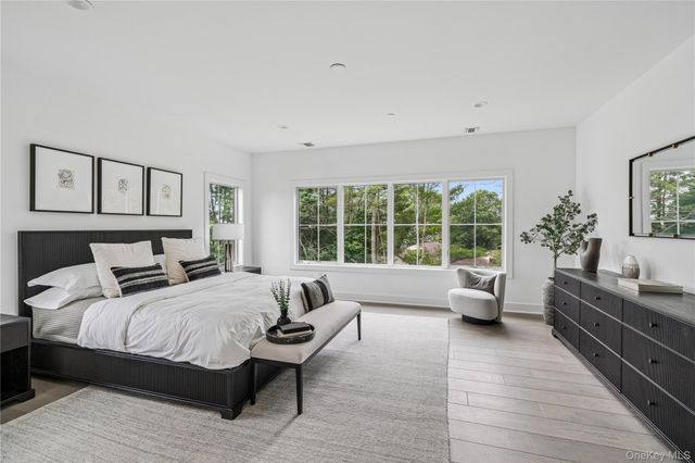 14 Sequoia Circle, Manhasset, NY 11030